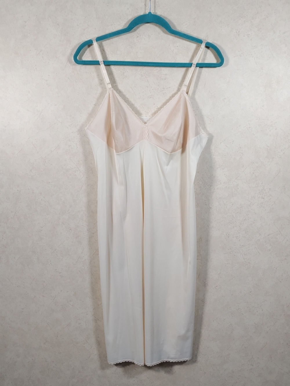 H155 Vanity Fair Vintage Cream Nylon Slip 38 L